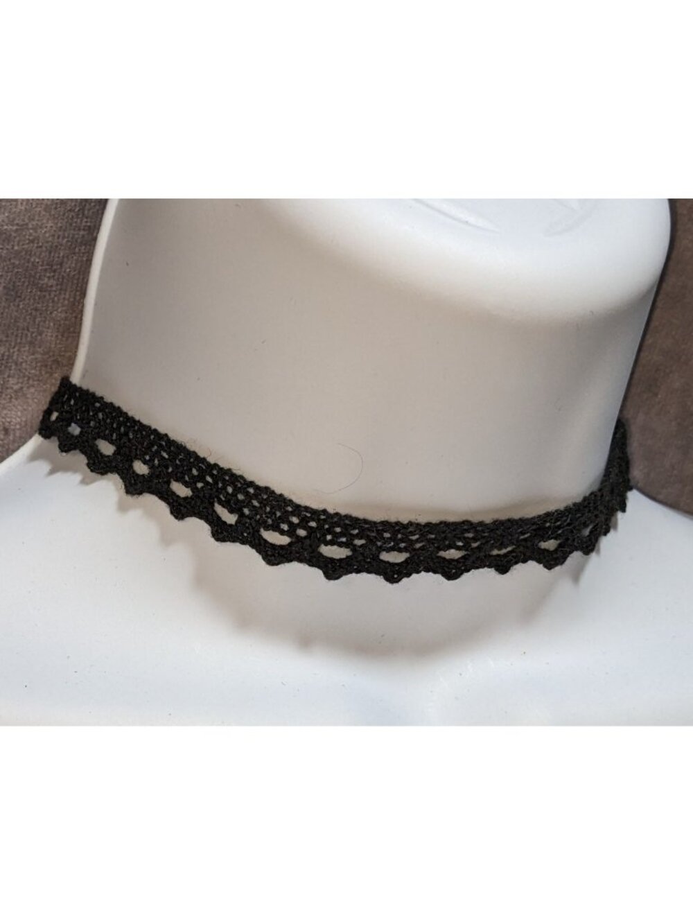 Reversed Scalloped Lace Choker Necklace